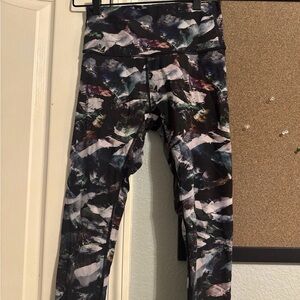 lululemon athletica Women’s Abstract Pattern Capri Leggings